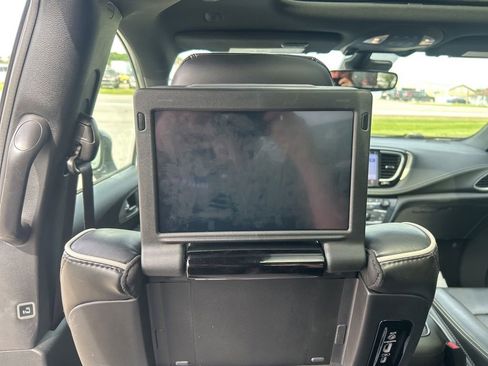 Used 2023 Chrysler Pacifica Limited w/ Uconnect Theater Family Group FWD image 13