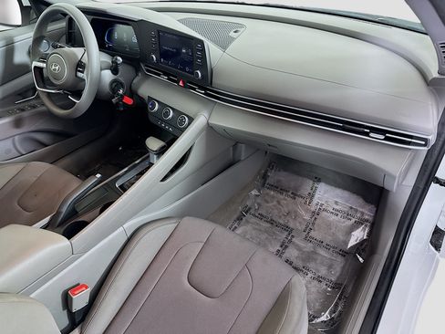 Used 2025 Hyundai Elantra SE FWD image 29