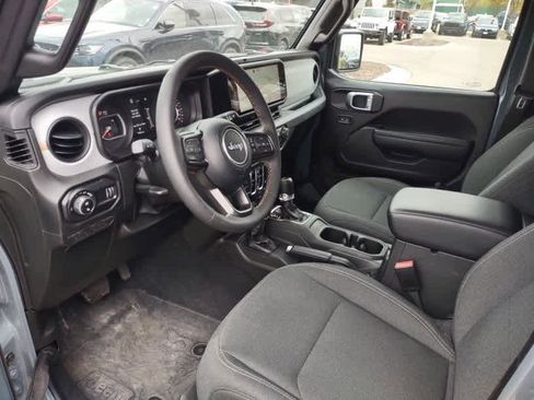 Used 2025 Jeep Gladiator Sport AWD/4WD image 7