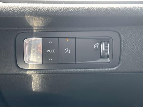 Used 2025 Chevrolet Traverse LT FWD image 23