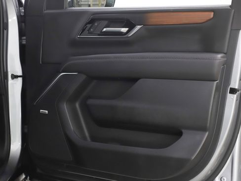 Used 2025 GMC Yukon XL Denali w/ Denali Reserve Package image 9