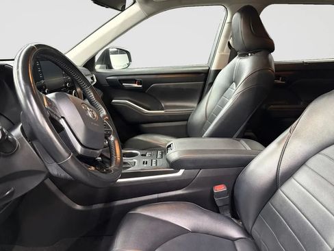 Used 2021 Toyota Highlander XLE AWD/4WD image 10