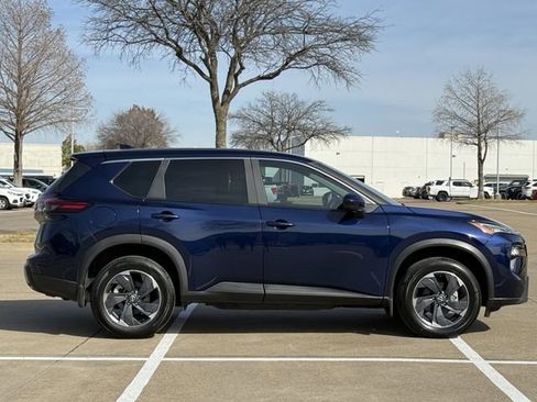 Used 2024 Nissan Rogue SV image 3
