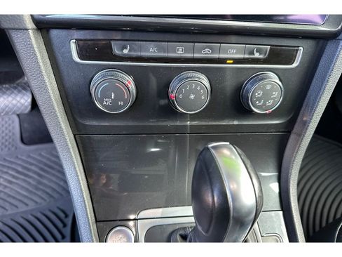 Used 2018 Volkswagen Golf SE image 23