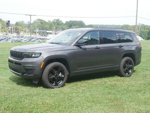 Used 2025 Jeep Grand Cherokee L Limited w/ Black Appearance Package AWD/4WD image 8