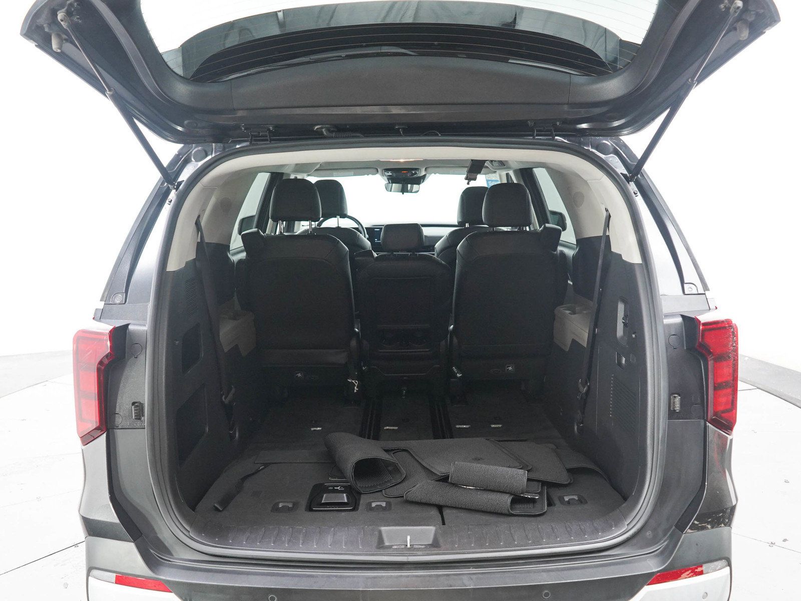 Used 2025 Kia Carnival FWD image 18