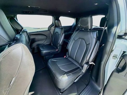 Used 2025 Chrysler Pacifica Select FWD image 25