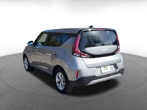 Used 2025 Kia Soul LX w/ LX Technology Package FWD image 11