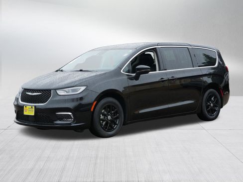 Certified 2024 Chrysler Pacifica Touring-L image 3