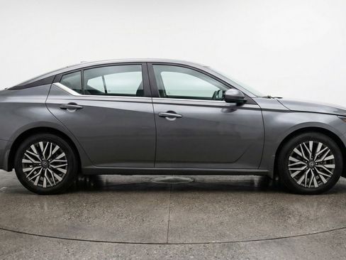Used 2025 Nissan Altima 2.5 SV image 11