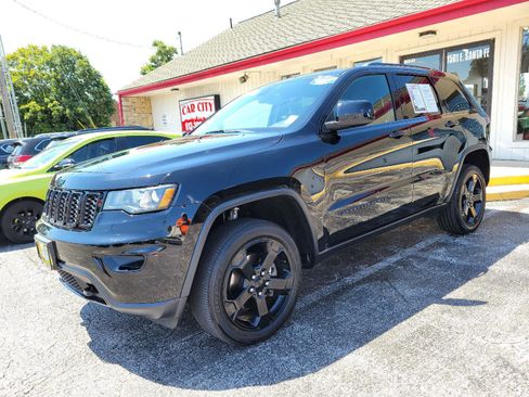Used 2018 Jeep Grand Cherokee Laredo AWD/4WD image 3