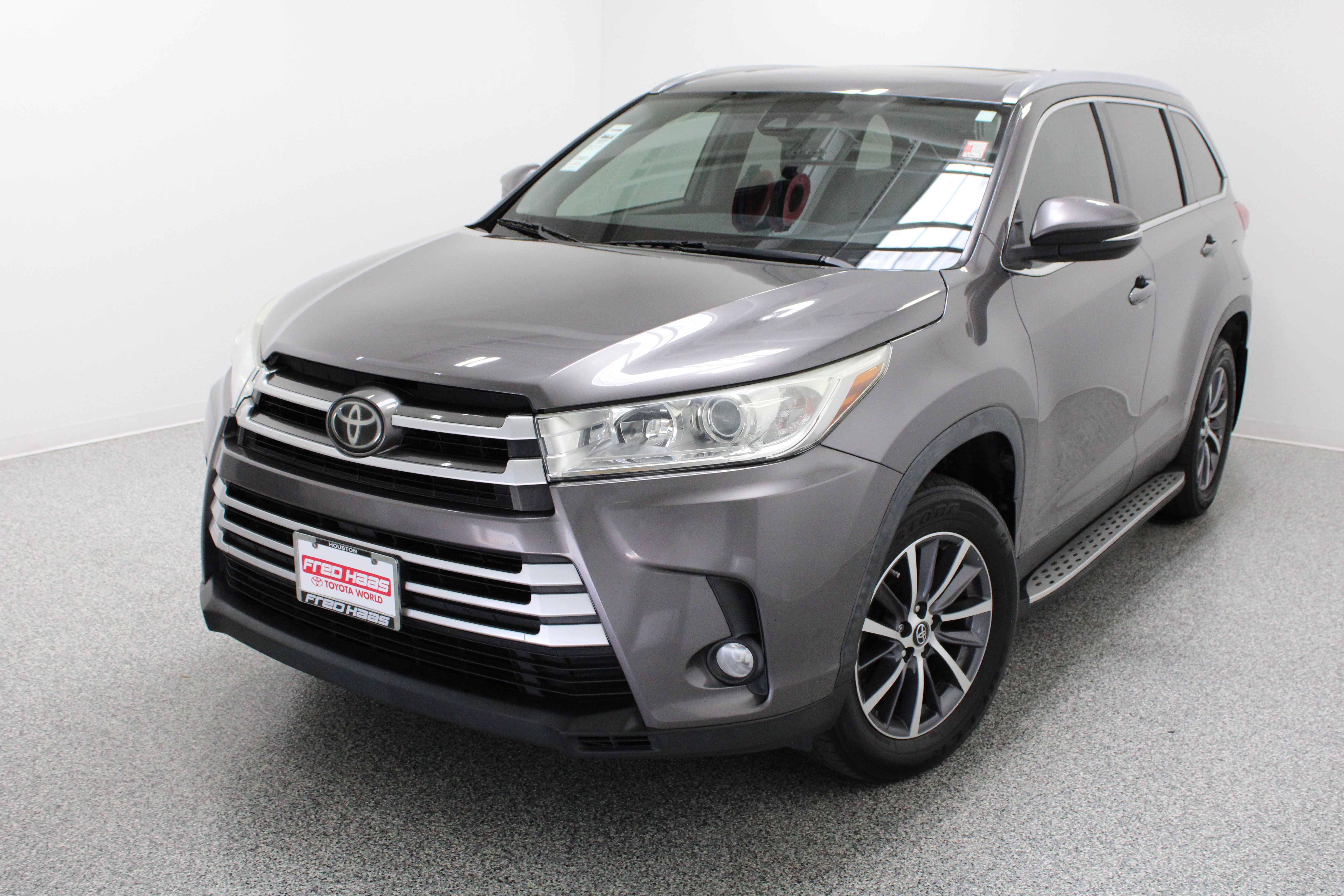 Used 2019 Toyota Highlander XLE FWD image 2