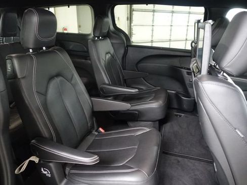 Used 2020 Chrysler Pacifica Touring-L Plus w/ Advanced Safetytec Group FWD image 24