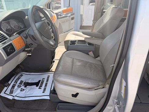 Used 2010 Chrysler Town & Country Limited FWD image 12