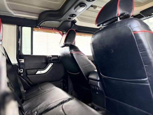 Used 2015 Jeep Wrangler Unlimited Rubicon w/ Max Tow Package image 44