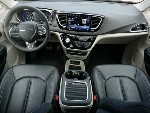 Used 2024 Chrysler Pacifica Touring-L FWD image 32