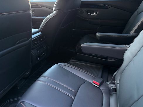 Used 2025 Honda Pilot TrailSport image 13