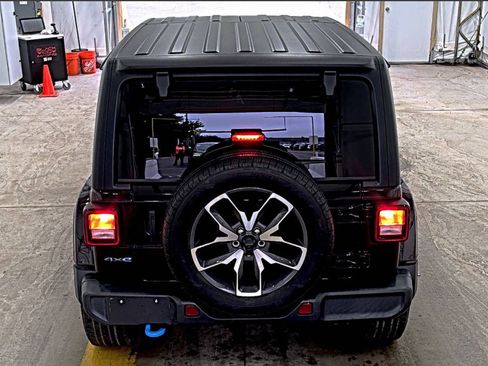 Used 2024 Jeep Wrangler Unlimited w/ Convenience Group AWD/4WD image 5