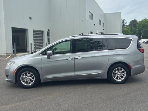 Used 2020 Chrysler Pacifica Touring-L FWD image 4
