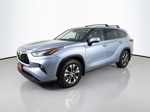 Used 2022 Toyota Highlander XLE AWD/4WD image 3