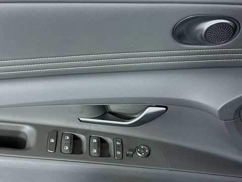 Certified 2025 Hyundai Elantra Sport image 17