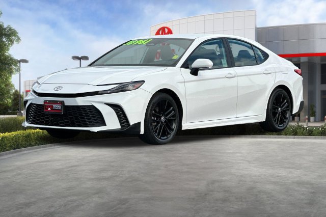 Used 2025 Toyota Camry SE FWD image 9