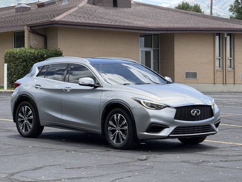 Used 2018 INFINITI QX30 FWD image 3