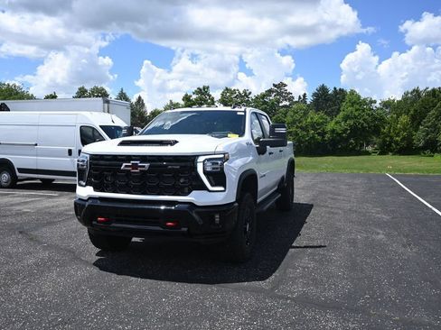 Used 2025 Chevrolet Silverado 2500 ZR2 w/ Technology Package AWD/4WD image 2