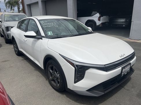 Used 2025 Kia K4 FWD image 2