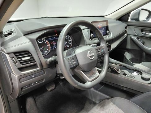 Used 2025 Nissan Rogue SV image 17