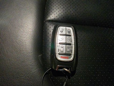 Used 2023 Chrysler Pacifica Touring-L FWD image 10