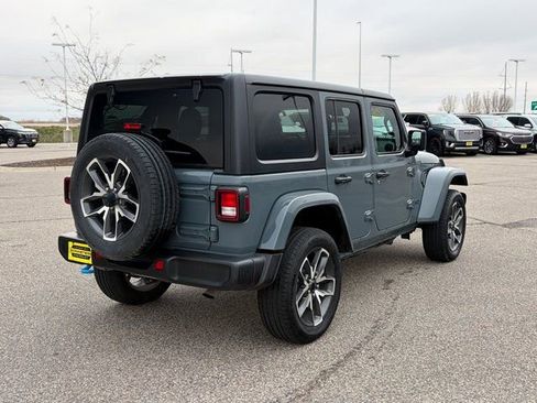 Used 2024 Jeep Wrangler Unlimited image 6
