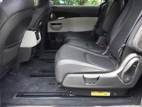 Used 2024 Kia Carnival EX FWD image 28
