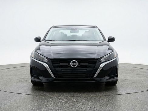 Used 2025 Nissan Altima 2.5 SV image 2