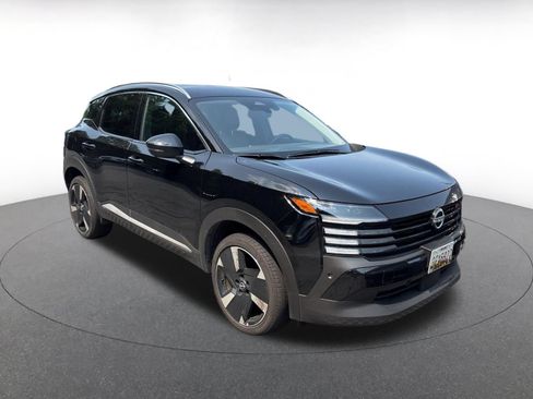 Used 2026 Nissan Kicks SV w/ Cold Weather Package FWD image 3