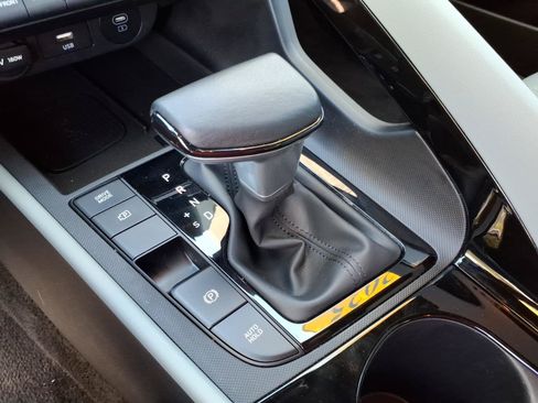 Certified 2025 Hyundai Elantra Limited FWD image 24