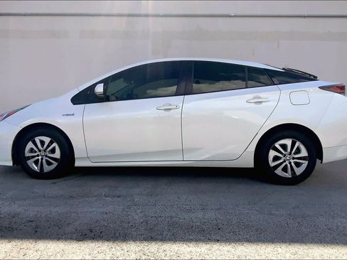 Used 2016 Toyota Prius Four FWD image 3