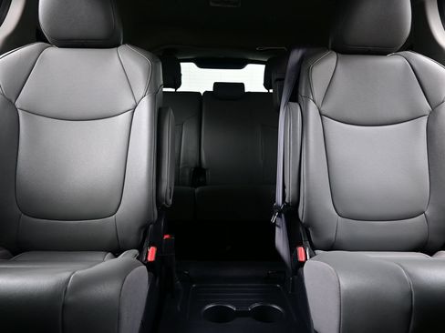 Used 2024 Toyota Sienna XLE FWD image 16