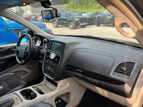 Used 2014 Chrysler Town & Country Touring-L FWD image 10