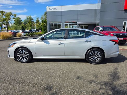 Used 2024 Nissan Altima 2.5 SV FWD image 2