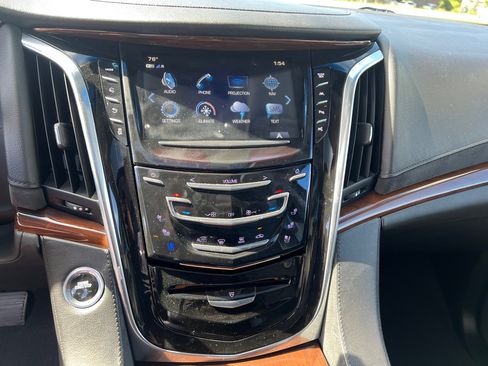 Used 2018 Cadillac Escalade Luxury image 23