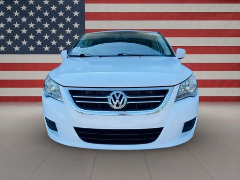 Used 2014 Volkswagen Routan SE FWD image 2