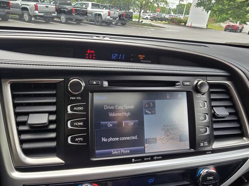 Used 2019 Toyota Highlander XLE AWD/4WD image 23