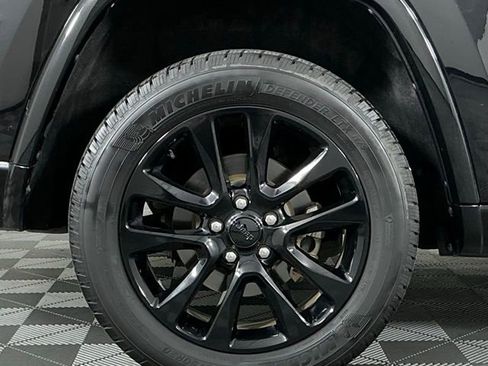Used 2019 Jeep Grand Cherokee Altitude RWD image 9
