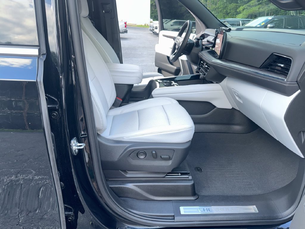 Used 2025 Chevrolet Suburban Premier RWD image 32