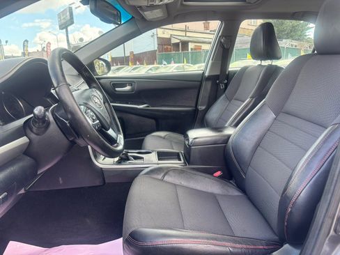 Used 2016 Toyota Camry SE w/ Moonroof Package FWD image 13