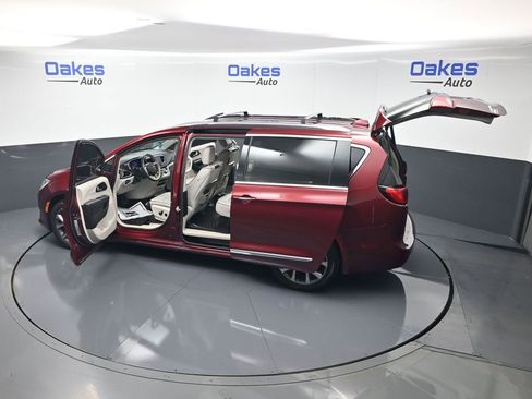 Used 2018 Chrysler Pacifica Limited image 60