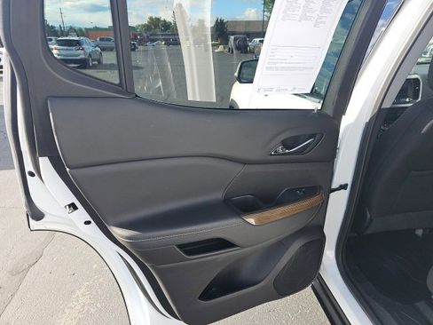 Used 2023 GMC Acadia SLE w/ Driver Convenience Package image 6