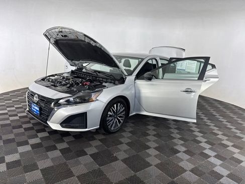 Used 2025 Nissan Altima 2.5 SV FWD image 13