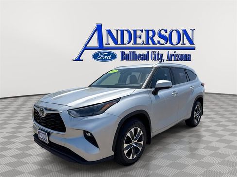 Used 2022 Toyota Highlander XLE image 1